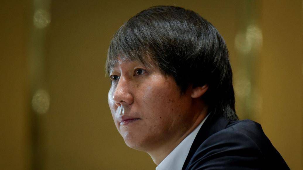 娘俩个合力抬了满满一桶兑换好温度的热水去了杨若晴的屋子里，倒进事先准备好的大木盆里